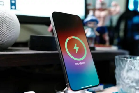 红桥苹果15换屏服务分享用什么充电器给iPhone15充电更好 